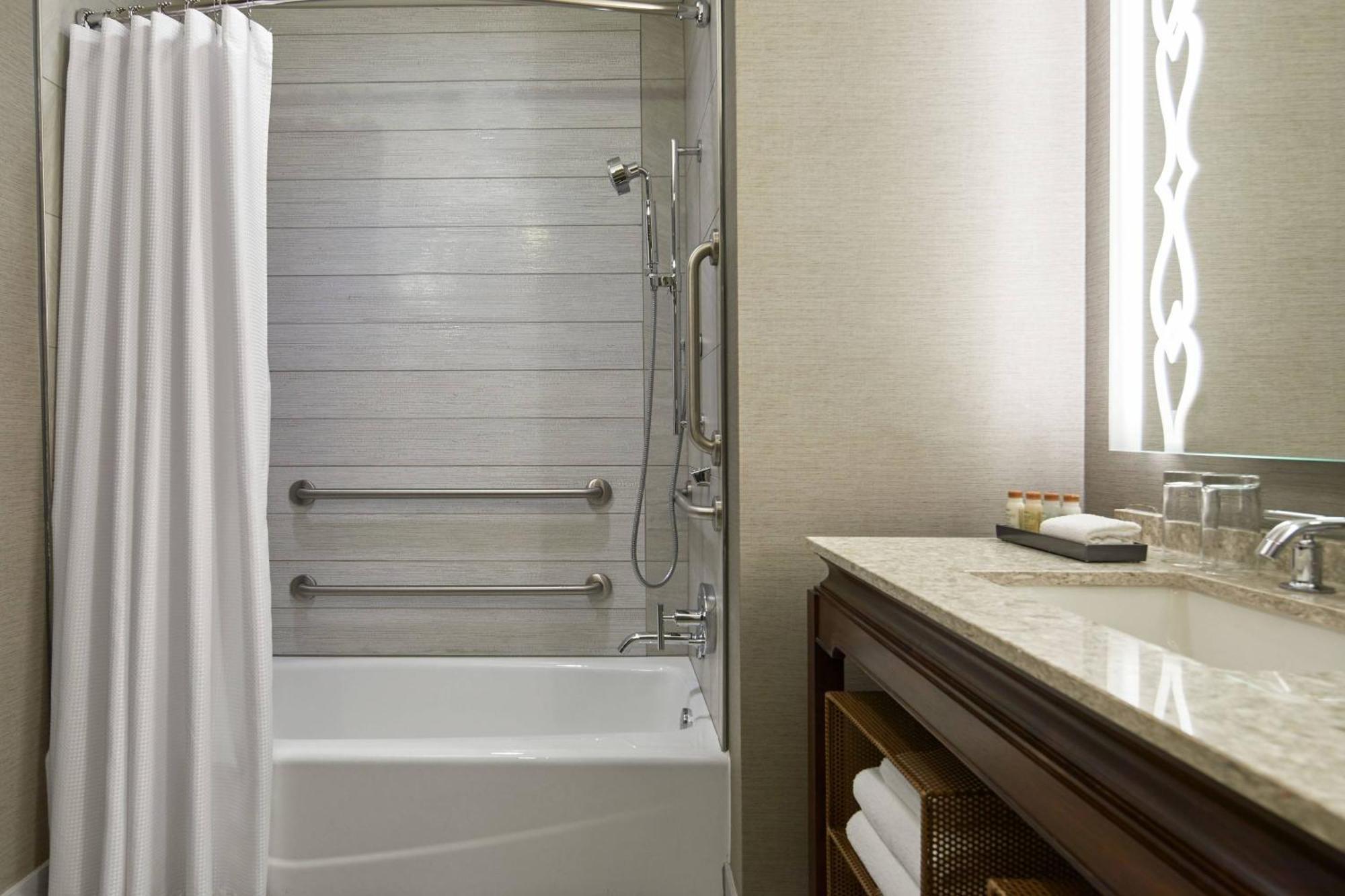 Hotel Renaissance Dallas At Legacy West